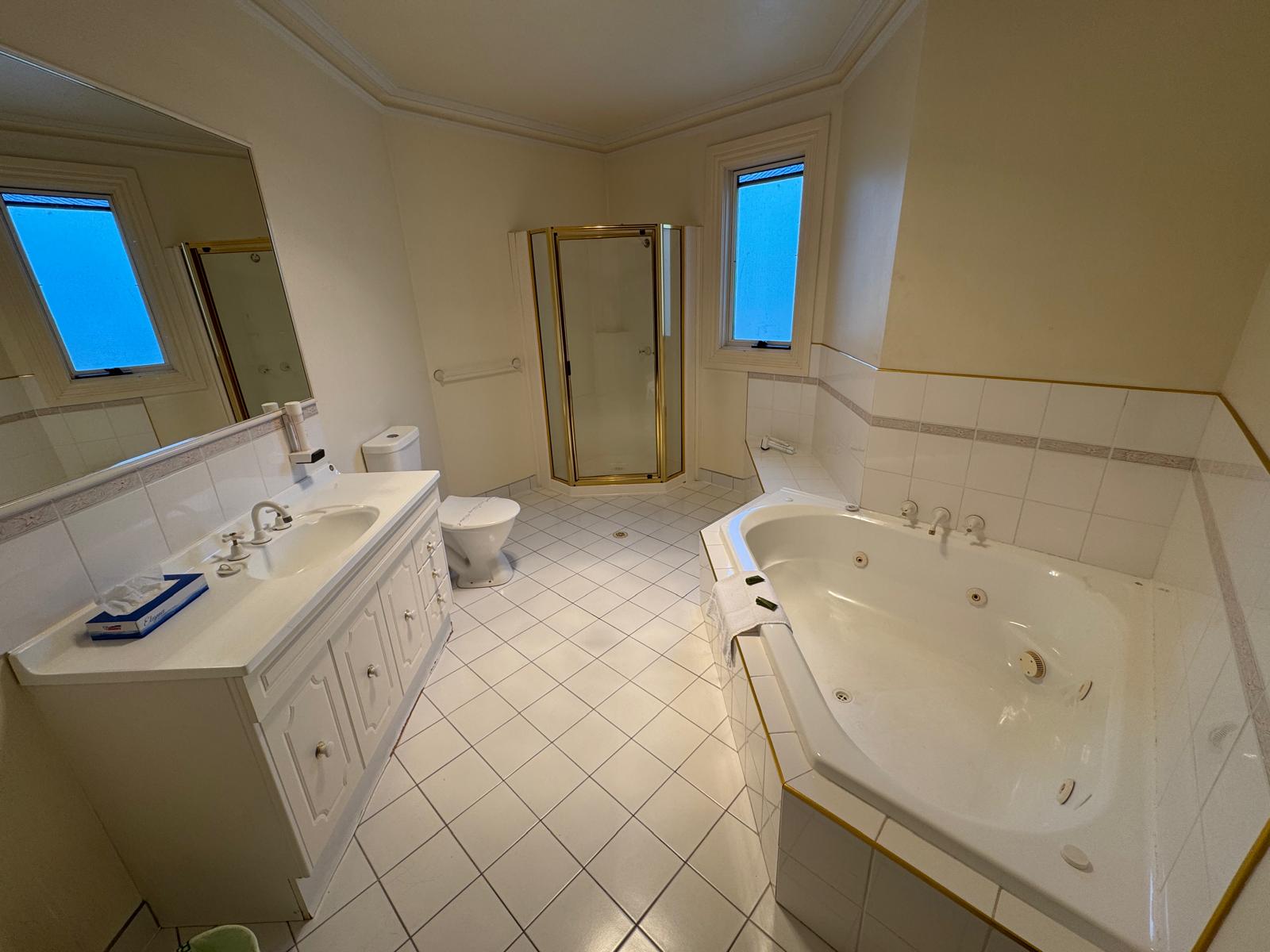 Bathroom with spa bath at Lucas Hotel, Latrobe Tasmania.