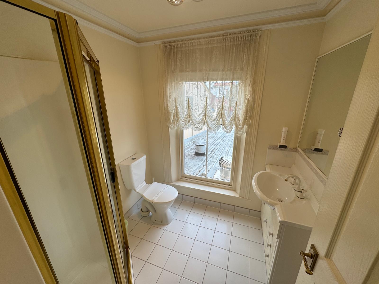 Ensuite bathroom with shower at Lucas Hotel, Latrobe Tasmania.