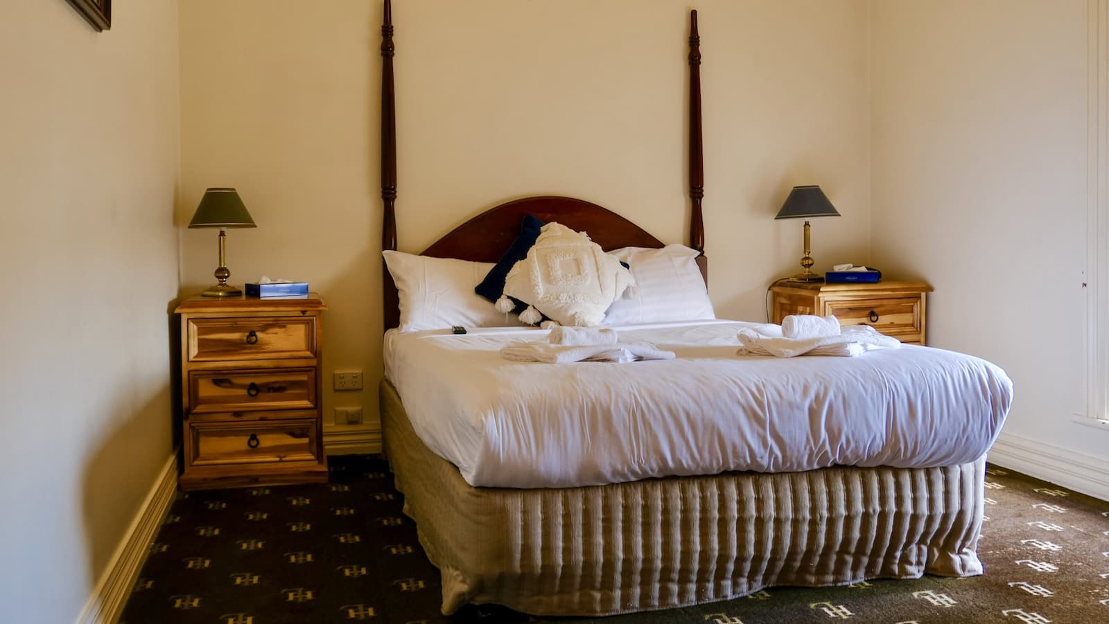 Standard Queen Room with ensuite shower at Lucas Hotel, Latrobe Tasmania.